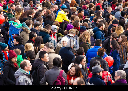 Londres, Royaume-Uni. 14 février 2016. Des foules immenses à la fête du Nouvel An chinois à Trafalgar Square. Plus tôt les artistes costumés ont pris part au défilé du Nouvel An chinois le long de Charing Cross Road et du quartier chinois, avec d'autres célébrations dans Trafalgar Square. L'événement est organisé par l'Association chinoise de Chinatown de Londres. Credit : Dinendra Haria/Alamy Live News Banque D'Images