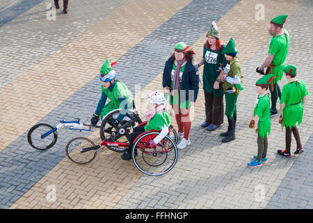 Bournemouth, Dorset, Royaume-Uni. 14 février 2016. Des foules portant des tuniques vertes, des leggings ou collants marron ou vert, une ceinture marron, un chapeau pointu et portant une épée jouet apparaissent à Bournemouth pour battre le record du monde Guinness actuel de 280 Peter pans. Ils amassent des fonds pour la Fondation Steve Bernard avec la course amusante Peter Pan et la marche sponsorisée entre les jetées de Bournemouth et Boscombe. Crédit : Carolyn Jenkins/Alamy Live News - événement de collecte de fonds Royaume-Uni, événement de collecte de fonds Royaume-Uni Banque D'Images