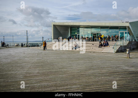 Les visiteurs de Southend-on-Sea, profiter des plages et de la jetée de la ville malgré les températures de congélation et forte, vent soufflant Banque D'Images