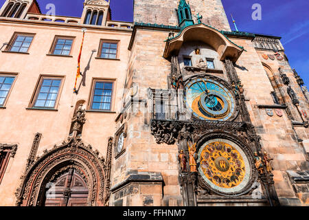 L'horloge astronomique sur la place de la vieille ville. Banque D'Images
