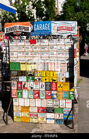 Une boutique de souvenirs sur la célèbre Portobello Road, Londres, Royaume-Uni. Banque D'Images