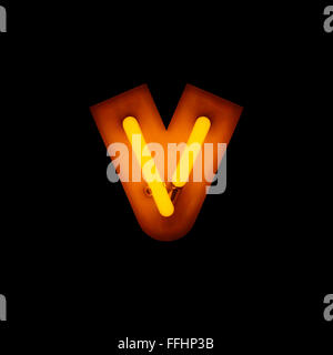 Lettre v Neon Neon collection alphabet minuscules isolated on black Banque D'Images