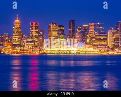 Vue de nuit sur le centre-ville de Vancouver skyline vu de North Vancouver, BC, Canada Banque D'Images