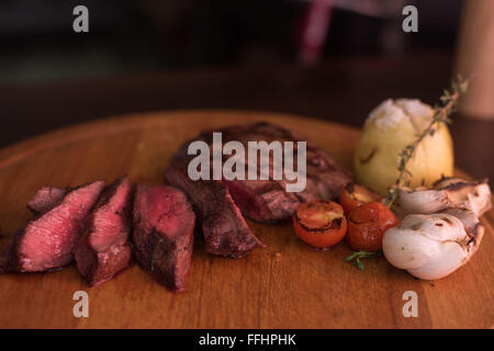 Pavé de boeuf grillé aux herbes et légumes Banque D'Images