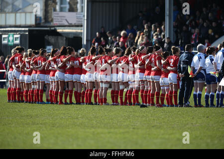 Gnoll, Pays de Galles, Royaume-Uni. 14Th feb 2016.Pays de Galles v Ecosse - Women's Tournoi RBS des 6 Nations 2016 - L'équipe du Pays de Galles jusqu'à chanter l'hymne national avant le match. Crédit : © Samuel Bay/Alamy Live News Banque D'Images