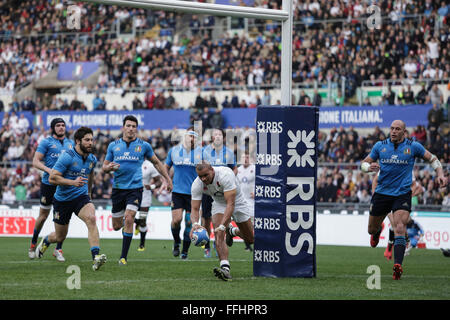 Rome, Italie.14er février,2016. Centre de l'Angleterre Jonathan Joseph marque son deuxième essai pour l'Angleterre en tournoi des Six Nations l'Italie contre l'Angleterre©Massimiliano Carnabuci/Alamy news Banque D'Images