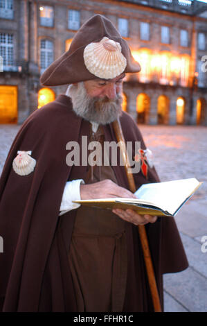 Chemin de Saint-Jacques de Compostelle, route jacquaire. Le pèlerin dans la cathédrale de Santiago. Praza do Obradoiro. Santiago de Compostela. La rue James W Banque D'Images