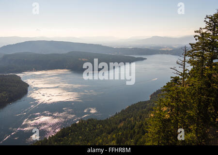 Avis de du défilé Sansum de Baynes crête au sommet du Mont Maxwell, Salt Spring Island, en Colombie-Britannique, Canada. L'île de Vancouver, sur la gauche. Banque D'Images