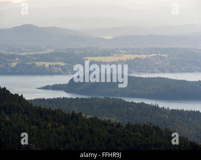 Vue vers la baie de Cowichan sur l'île de Vancouver de Baynes pic au sommet du Mont Maxwell, Salt Spring Island, Colombie-Britannique, Canada Banque D'Images