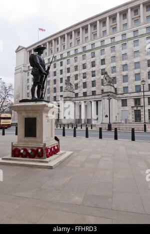 Une statue en bronze d'un soldat Gurkha, un monument à la lutte pour l'Népalais qui l'armée britannique, Londres, Royaume-Uni. Banque D'Images