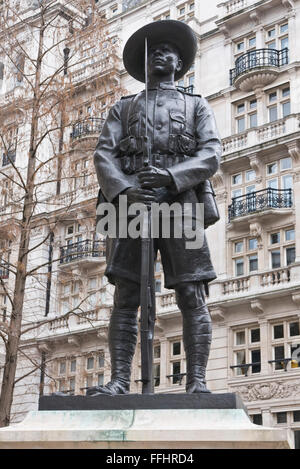 Une statue en bronze d'un soldat Gurkha, un monument à la lutte pour l'Népalais qui l'armée britannique, Londres, Royaume-Uni. Banque D'Images