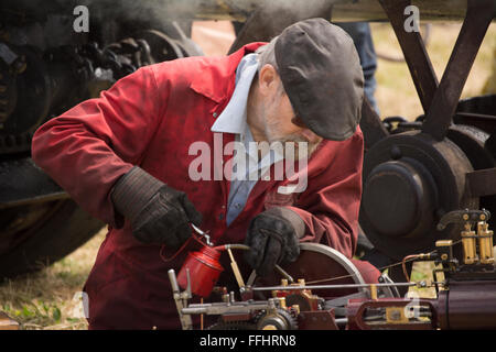 Un homme de l'intervention sur son bateau à vapeur à la Sheffield Rally, North Anston, 2015 Banque D'Images