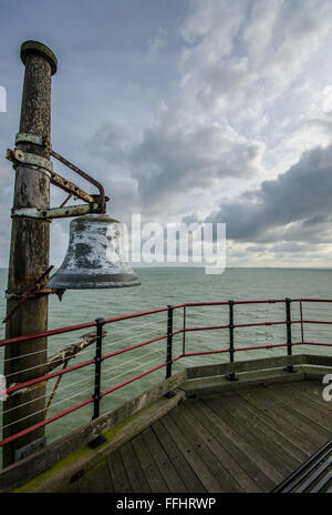 Vieille cloche au bout de Southend Pier dans l'estuaire de la Tamise. Vintage Banque D'Images