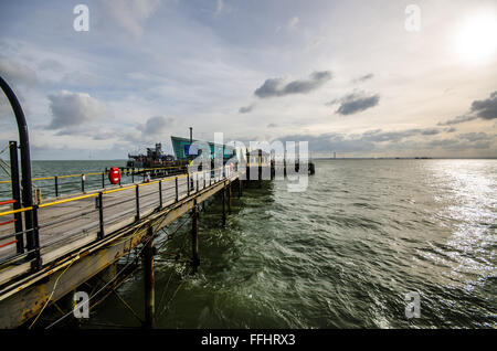 Jetée de Southend est une date majeure dans Southend. L'extension de 1,34 milles dans l'estuaire de la Tamise, c'est la jetée la plus longue du monde Banque D'Images