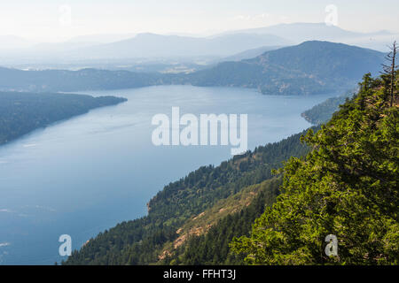 Avis de du défilé Sansum de Baynes crête au sommet du Mont Maxwell, Salt Spring Island, en Colombie-Britannique, Canada. L'île de Vancouver, sur la gauche. Banque D'Images