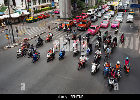 Le trafic de Bangkok près de MBK Centre Thaïlande Asie du sud-est. Les motos sont omniprésents en Thaïlande, mais ne sont pas les casques. Activis Banque D'Images