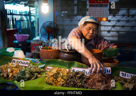 Femme vendeur. Food. Poisson, légumes, restauration rapide. Ko Kret (également Koh Kred) est une île de la rivière Chao Phraya, 20 km nort Banque D'Images