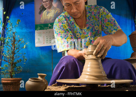 Ko Kred céramique, Bangkok, Thaïlande. Potter tournant sur vase d'argile potters wheel à un atelier artisanal de Ko Kred Island près de Bangko Banque D'Images