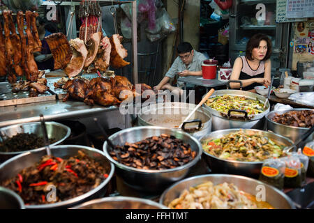 Décrochage du marché de l'alimentation de rue et en préparation dans le quartier chinois de Bangkok, Thaïlande. Yaowarat, le quartier chinois de Bangkok, est le pays le plus r Banque D'Images