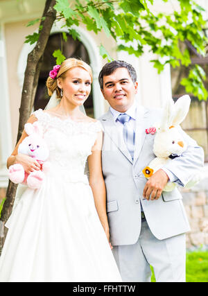 Couple de mariage mariage avec les jouets, les lapins, les lapins Banque D'Images