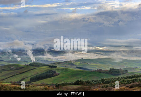 Paysage de la Toscane avec des nuages et des plantes géothermique Banque D'Images