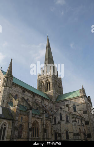 Vue imposante du côté nord de la cathédrale de Chichester architecture impressionnante surtout le très haut clocher. Banque D'Images