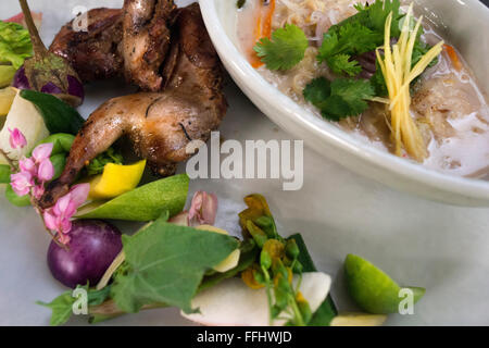 Bo Chef Songvisava, la meilleure femme chef de l'Asie dans son restaurant Bo Lan dans Bangkok. La Thaïlande. Duck rousted relish et de Salé Banque D'Images