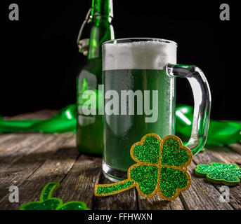 La bière verte pour St Patrick's Day Banque D'Images