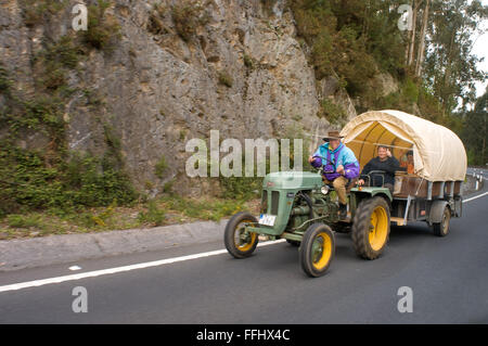 Chemin de Saint-Jacques de Compostelle, route jacquaire. L'une des plus intéressantes des façons de faire la manière est de faire à bord d'un tracteur d'époque. St James's Banque D'Images