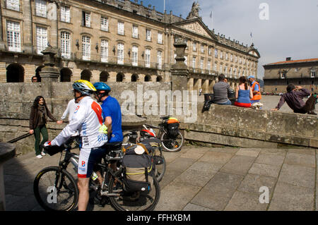 Chemin de Saint-Jacques de Compostelle, route jacquaire. Les cyclistes dans la place Obradoiro. Santiago de Compostela. Chemin, le Chemin de St Jacques, St James's Trail, route de Saint Jacques de Compostelle ou la route à Santiago Banque D'Images