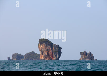 Vue depuis la mer sur îles calcaires, Thaïlande Banque D'Images