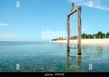 Bali, Indonésie. Plage exotique. Situé à rotation dans l'océan près de l'île de Gili. Image Banque D'Images