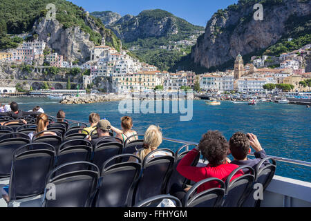 Les touristes de la belle vue sur navire Amalfi village dans la province de Salerne en Italie Banque D'Images