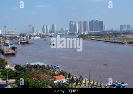 Le Viet Nam gratuitement du chinois à propos de 900AD, le français 1855-1955, et U SA jusqu'à1975. La rivière Saigon, alors qu'il passe par la Renaissance Banque D'Images