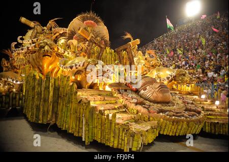 Samba flotte dans le Sambadrome pendant le défilé des champions après Carnaval de Rio 13 février 2016 à Rio de Janeiro, Brésil. Le défilé célèbre les lauréats du concours de samba de carnaval. Banque D'Images