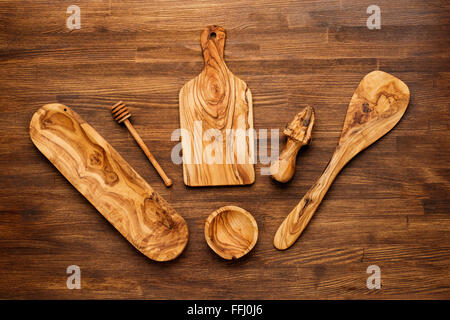 Des ustensiles de cuisine sur fond de bois, mortier, cuillère. Banque D'Images