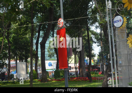 Saigon, Vietnam. Ils aiment leur drapeau à Saigon,ils l'afficher sur chaque lampadaire, arbre et, et d'autres de la route pilier qui peut Banque D'Images