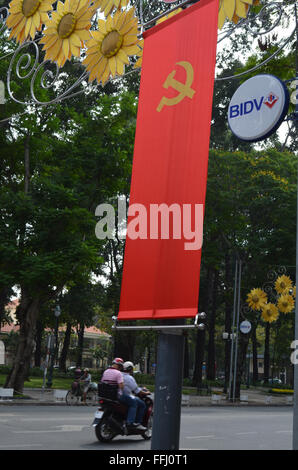 Saigon, Vietnam. Ils aiment leur drapeau à Saigon,ils l'afficher sur chaque lampadaire, arbre et, et d'autres de la route pilier qui peut Banque D'Images