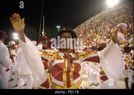 Les spectacles de danse samba costumés dans le Sambadrome pendant le défilé des champions après Carnaval de Rio 13 février 2016 à Rio de Janeiro, Brésil. Le défilé célèbre les lauréats du concours de samba de carnaval. Banque D'Images