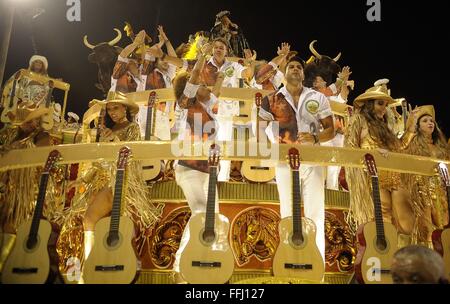 Les spectacles de danse samba costumés dans le Sambadrome pendant le défilé des champions après Carnaval de Rio 13 février 2016 à Rio de Janeiro, Brésil. Le défilé célèbre les lauréats du concours de samba de carnaval. Banque D'Images