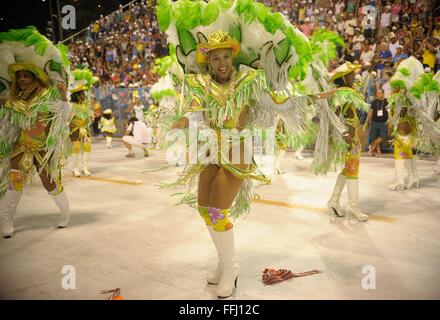 Les spectacles de danse samba costumés dans le Sambadrome pendant le défilé des champions après Carnaval de Rio 13 février 2016 à Rio de Janeiro, Brésil. Le défilé célèbre les lauréats du concours de samba de carnaval. Banque D'Images