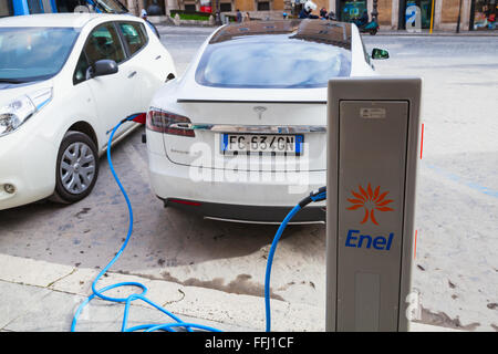 Rome, Italie - Février 13, 2016 : Blanc voiture Tesla Model S à la charge de la fonction de recharge EV dans la ville de Rome, retour Banque D'Images