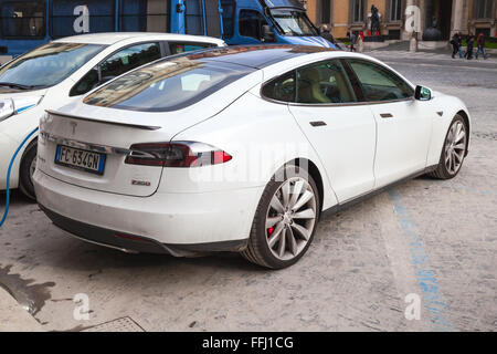 Rome, Italie - Février 13, 2016 : Blanc Tesla Model S voiture garée sur la route dans la ville, vue arrière Banque D'Images