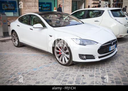 Rome, Italie - Février 13, 2016 : Blanc Tesla Model S voiture garée sur la route dans la ville Banque D'Images