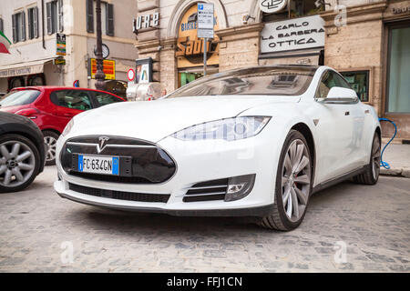 Rome, Italie - Février 13, 2016 : Blanc Tesla Model S voiture garée sur la route urbaine à Rome Banque D'Images