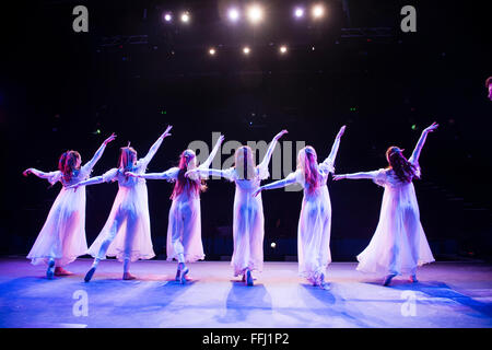 Théâtre Amateur - vue arrière de a chorus line de filles dansant sur scène dans une production de pantomime 'Beauty and the Beast' sur scène à Aberystwyth Arts Centre, le Pays de Galles UK Banque D'Images