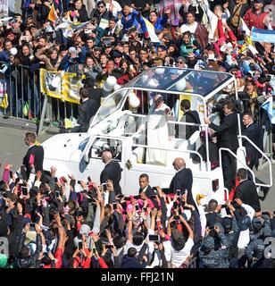 Le pape François est accueilli par des milliers de disciples de son sur le chemin de papamobile célébrer la messe à la basilique de la Vierge de Guadalupe, 13 février 2016 à Mexico, Mexique. Banque D'Images