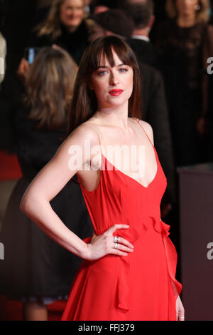 Londres, Royaume-Uni. 14 Février, 2016. L'actrice Dakota Johnson ( EE pour les prix à la hausse) assiste à l'EE British Academy of Film and Television Arts (BAFTA) à la Royal Opera House, Londres. Crédit : david mbiyu/Alamy Live News Banque D'Images