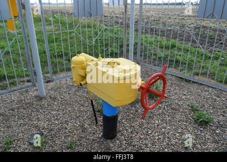 Le loquet situé sur le gazoduc souterrain protégé par une clôture. Banque D'Images