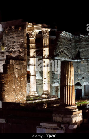 Rome antique à la niight. Vestiges du forum romain impérial, marché de Trajan, forum de Trajan. UNESCO. Rome, Latium, Italie, Europe, Union européenne, UE. Banque D'Images